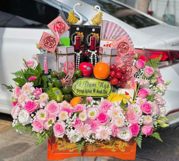 tráp dạm ngõ trầu cau hoa