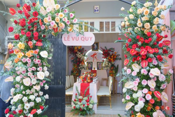 trang trí cổng hoa tiệc cưới tại nhà