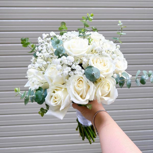 hoa cưới cầm tay tone trắng
