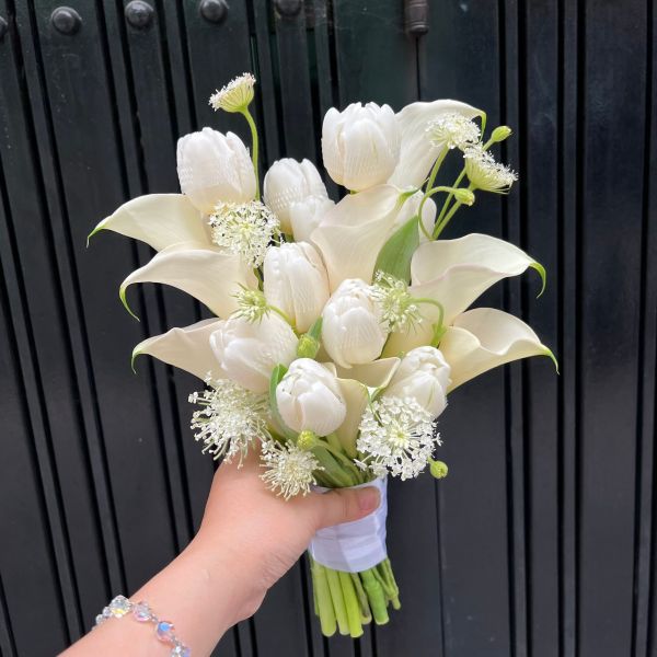 hoa cưới cầm tay tone trắng