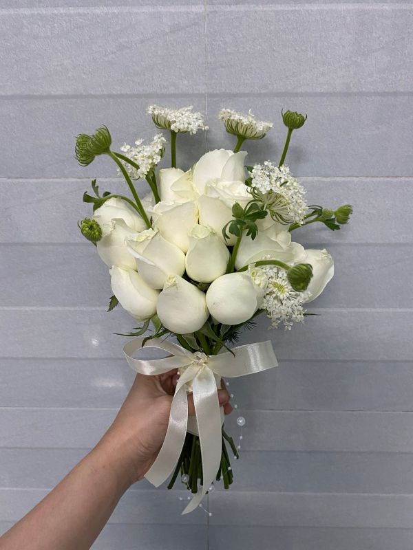 hoa cưới cầm tay tone trắng