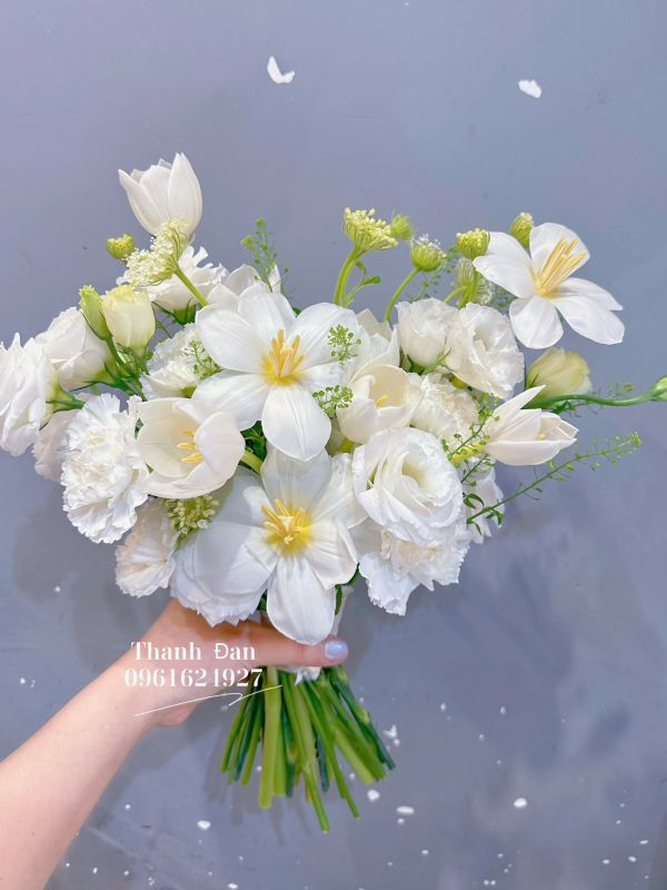 hoa cưới cầm tay tone trắng