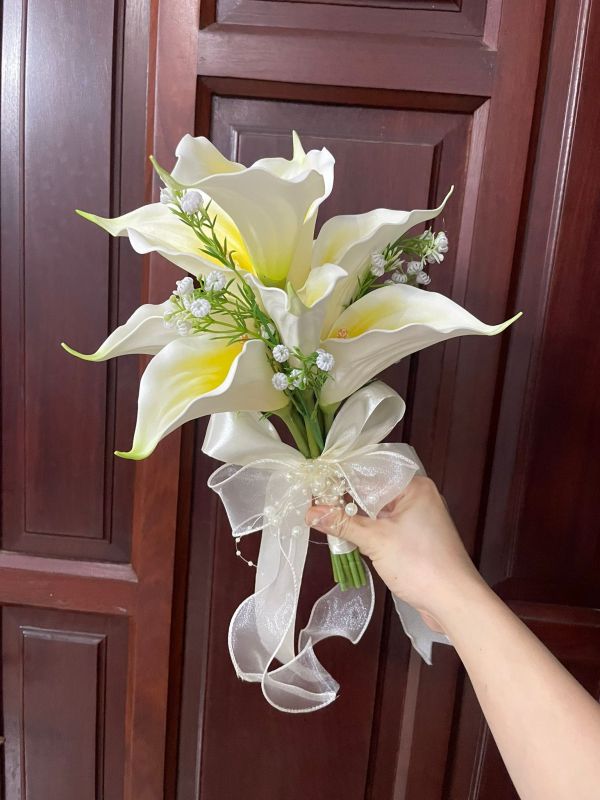 hoa cưới cầm tay tone trắng