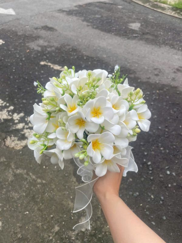 hoa cưới cầm tay tonge trắng