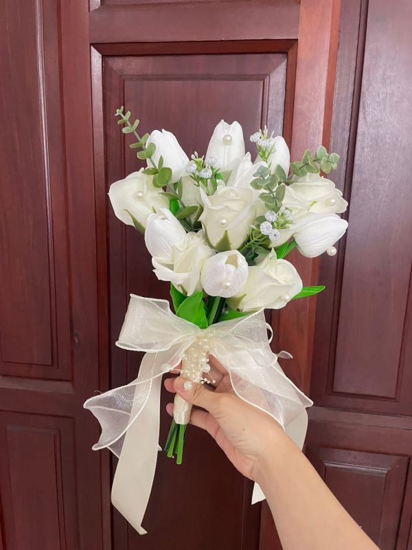hoa-cuoi-quan-10-3 hoa cưới cầm tay tone trắng