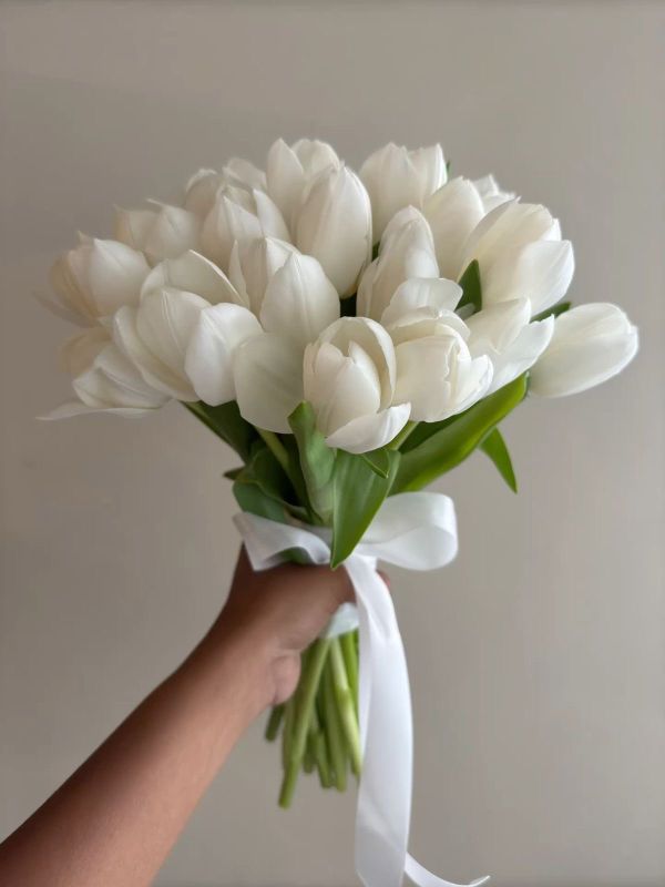 hoa-cuoio-cam-tay-quán-11-4 hoa cưới tulip